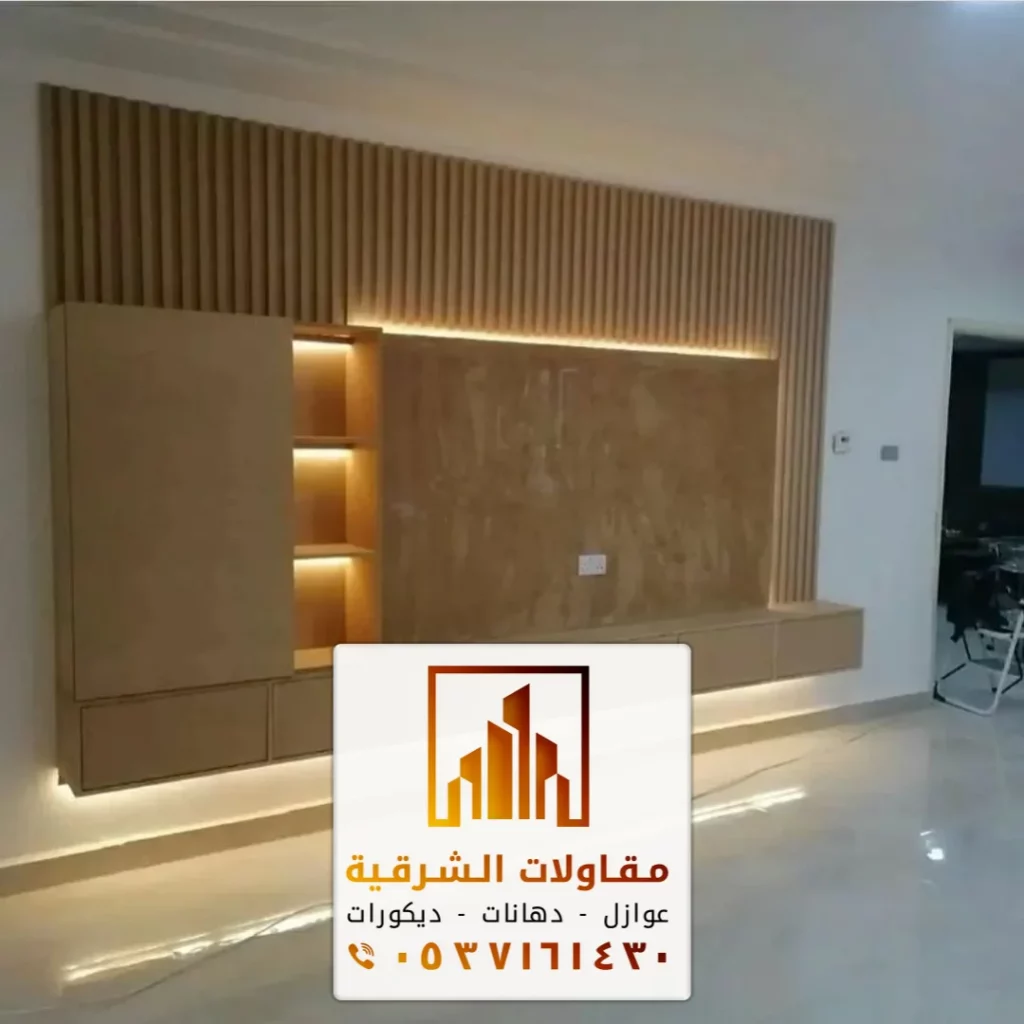 معلم تركيب ديكورات بديل الخشب للجدران الشرقية